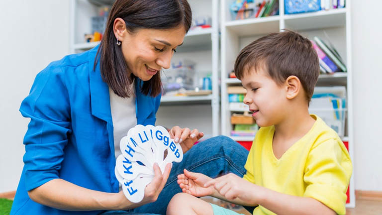 Dấu hiệu trẻ rối loạn ngôn ngữ và cách dạy trẻ hiệu quả